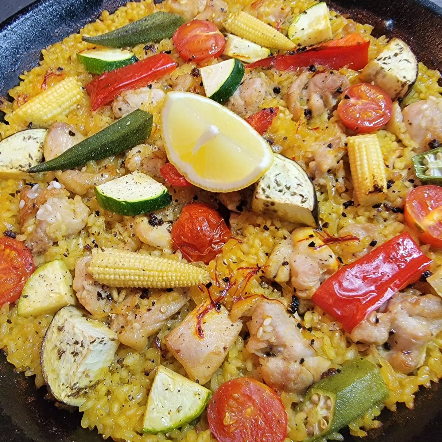 鶏肉と夏野菜のパエリアです