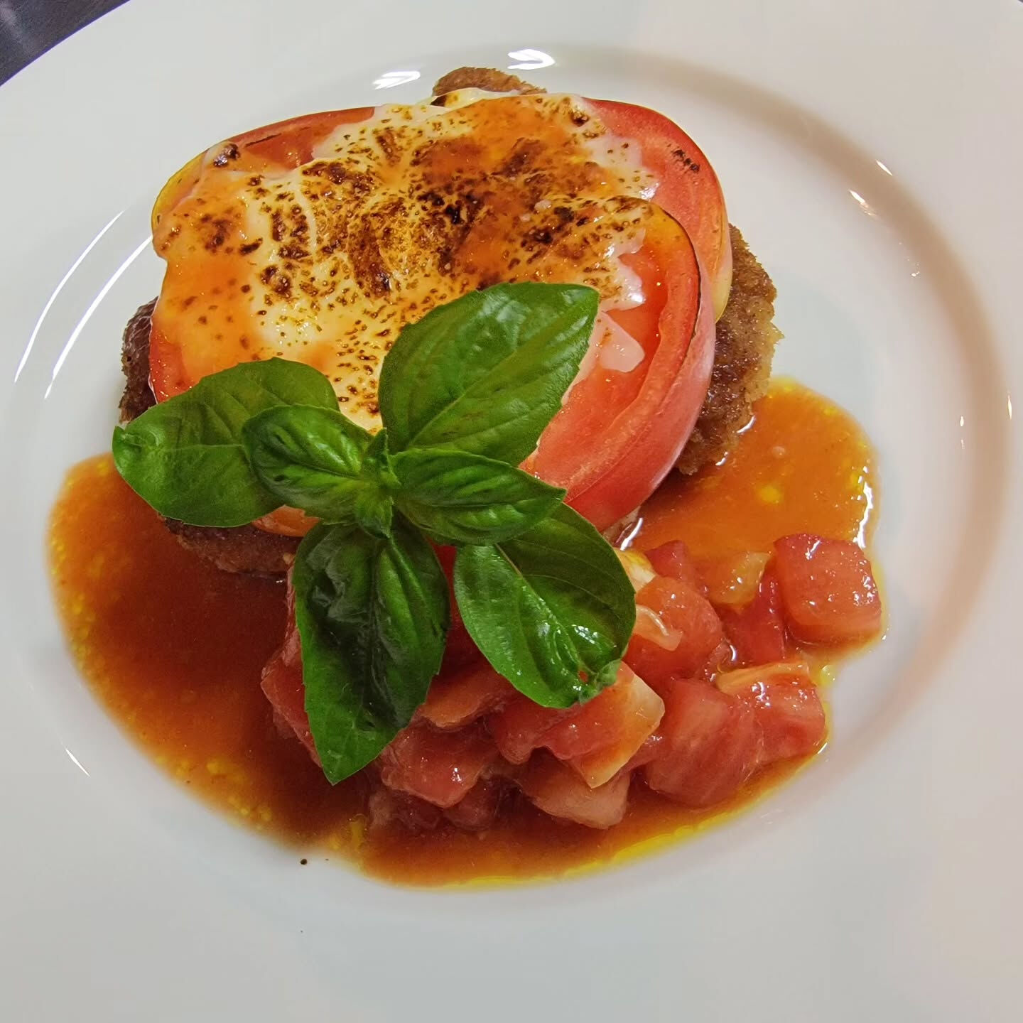 チキンのパン粉焼きチーズをのせて