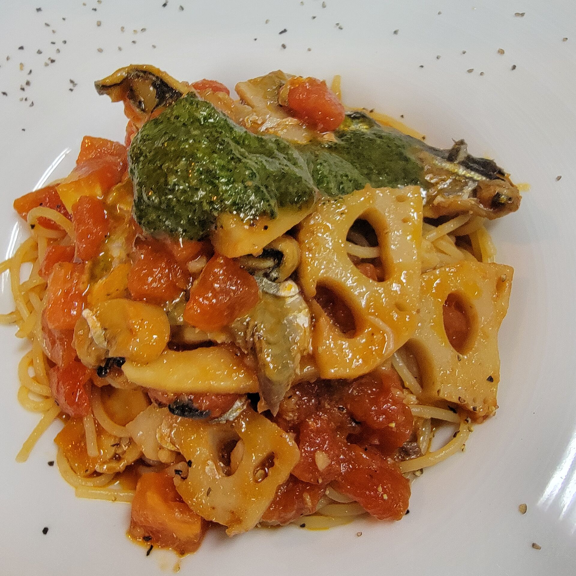 今日は秋の味覚秋刀魚と生トマトのパスタ青じそ風味ですよ