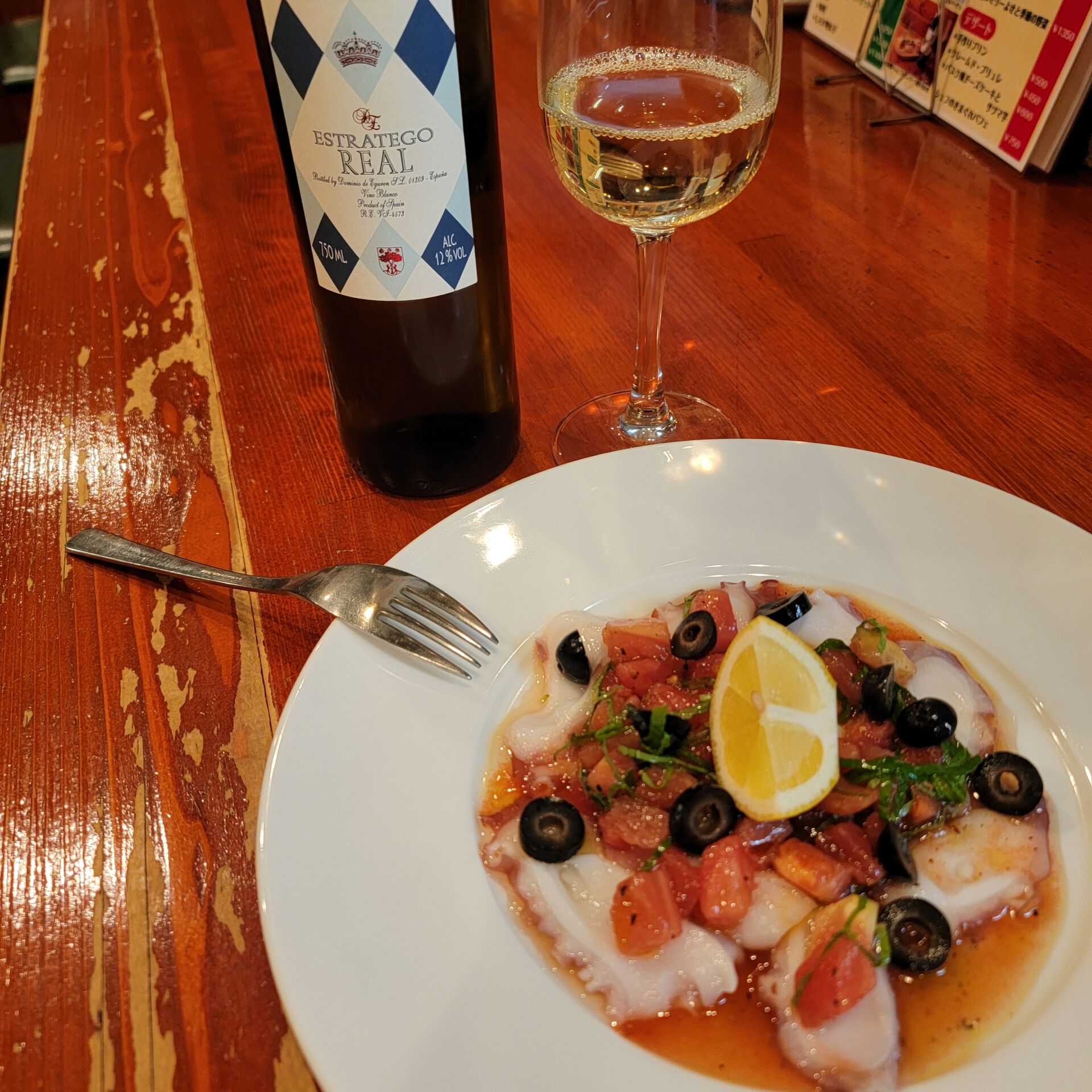 今日の料理は、タコとトマトのカルパッチョです。