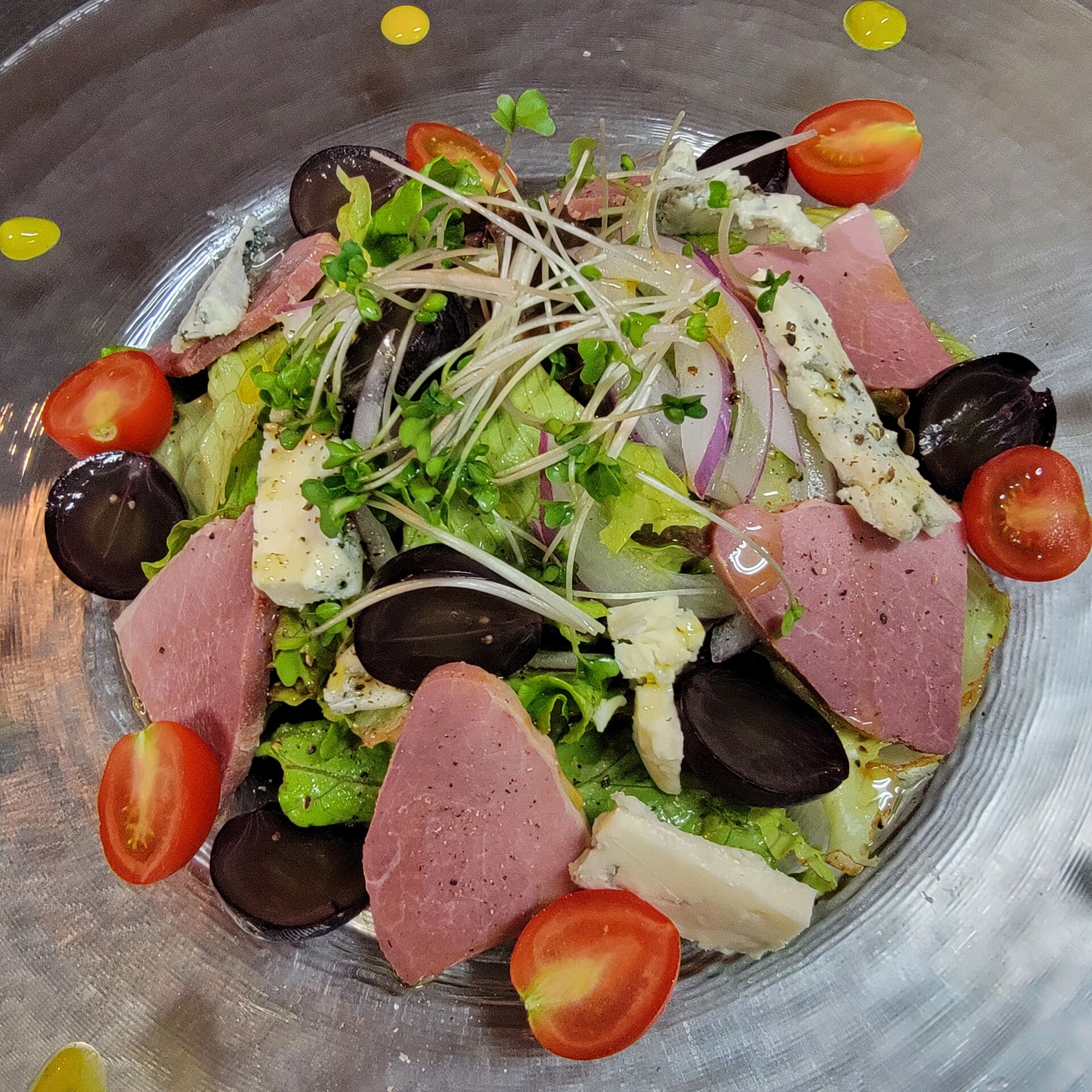 自家製猪肉のハムとゴルゴンゾーラと果実のサラダです。