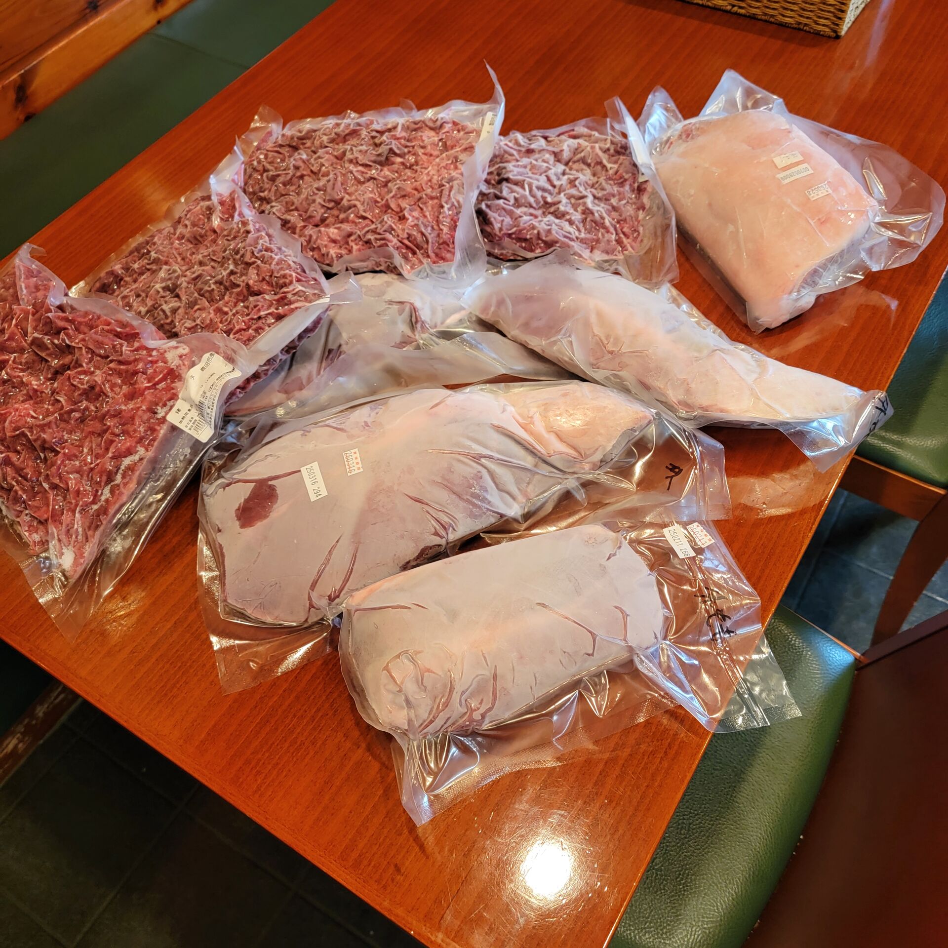 今日は、鹿肉と猪肉を買うために新盛までドライブしました。