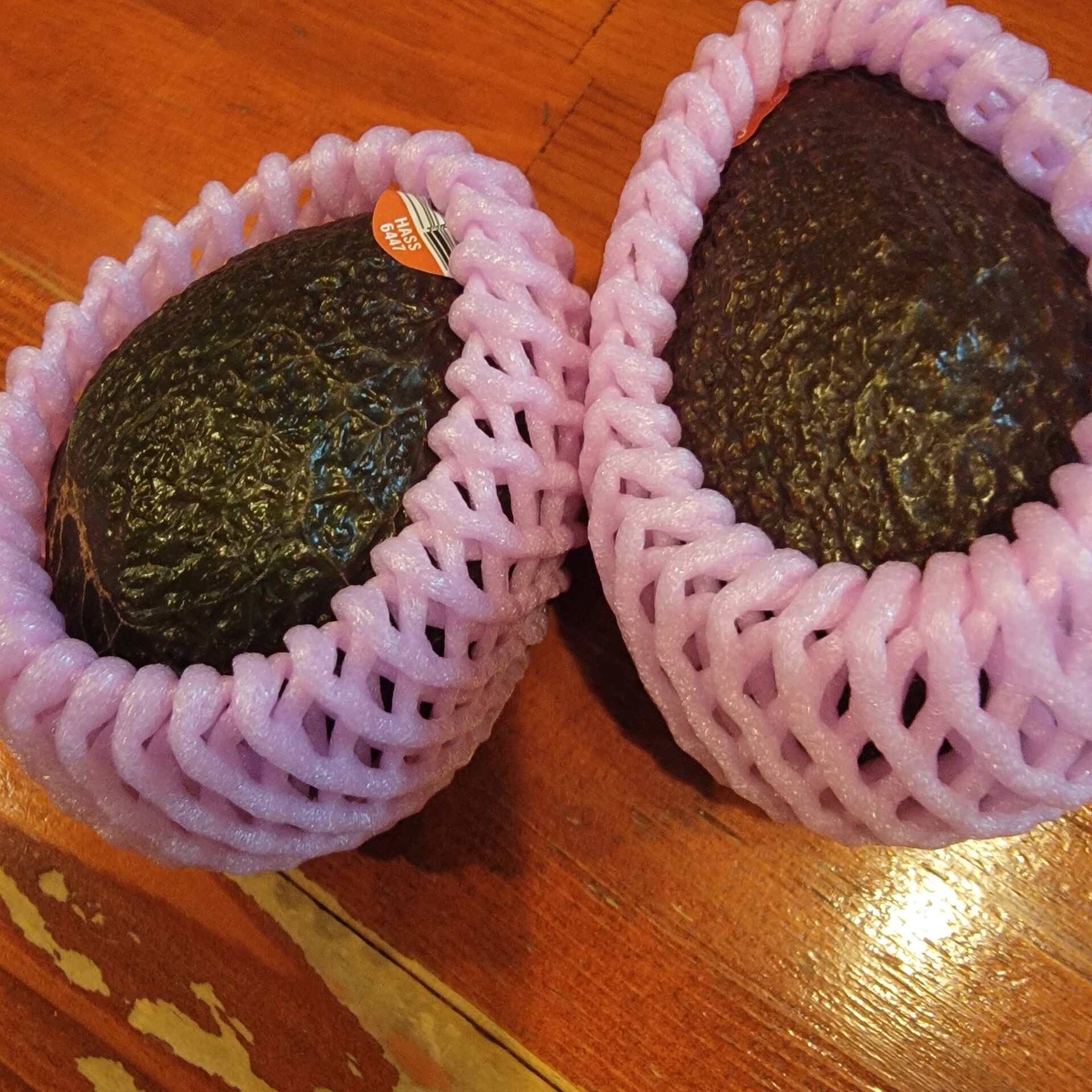 木で、完熟したアボカドです。